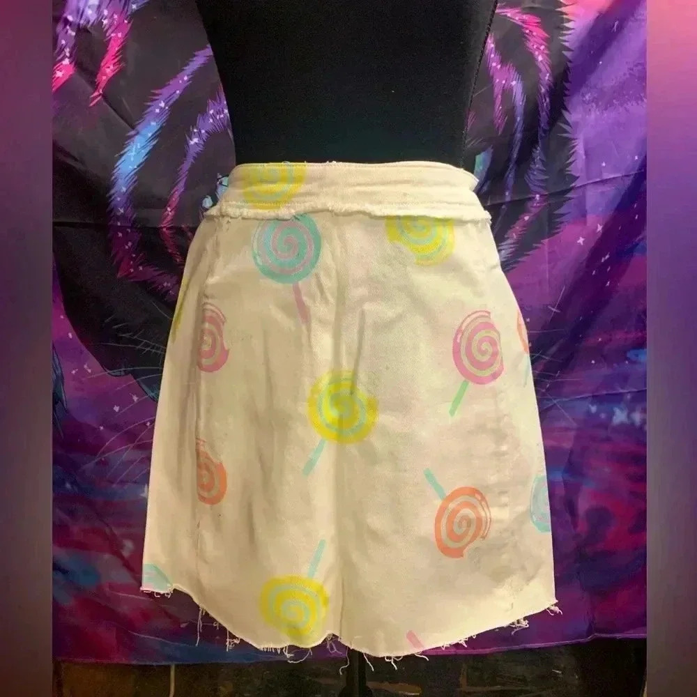 Clowncore miniskirt. With lollipops.